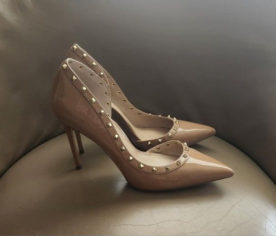 Steve Madden size 10M Brown Studded Velocity Camel Patent high heel , these shoes offer both elegance and edge.