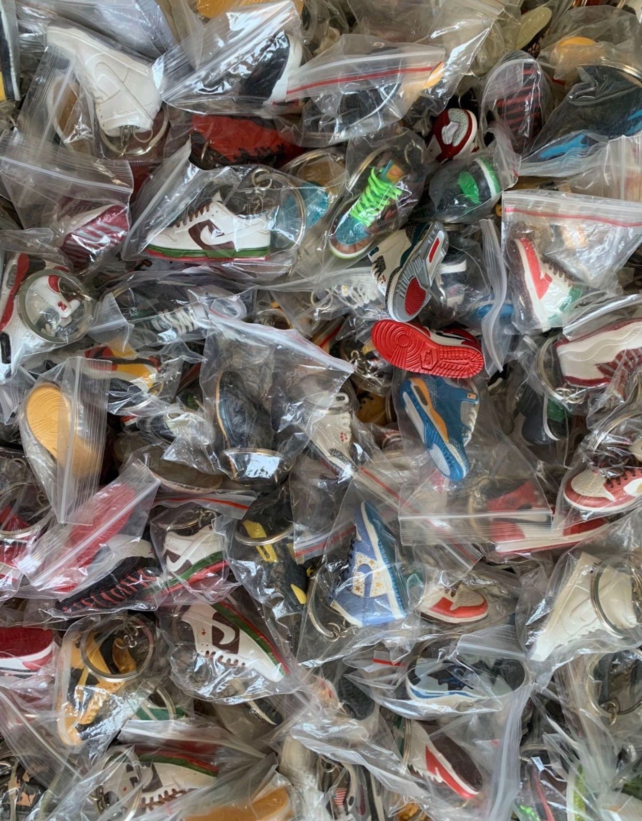 OVER 80 KEYCHAIN STYLES IN STOCK JORDAN ADIDAS NIKE DUNK - WHOLESALE AND SHIPPING AVAILABLE