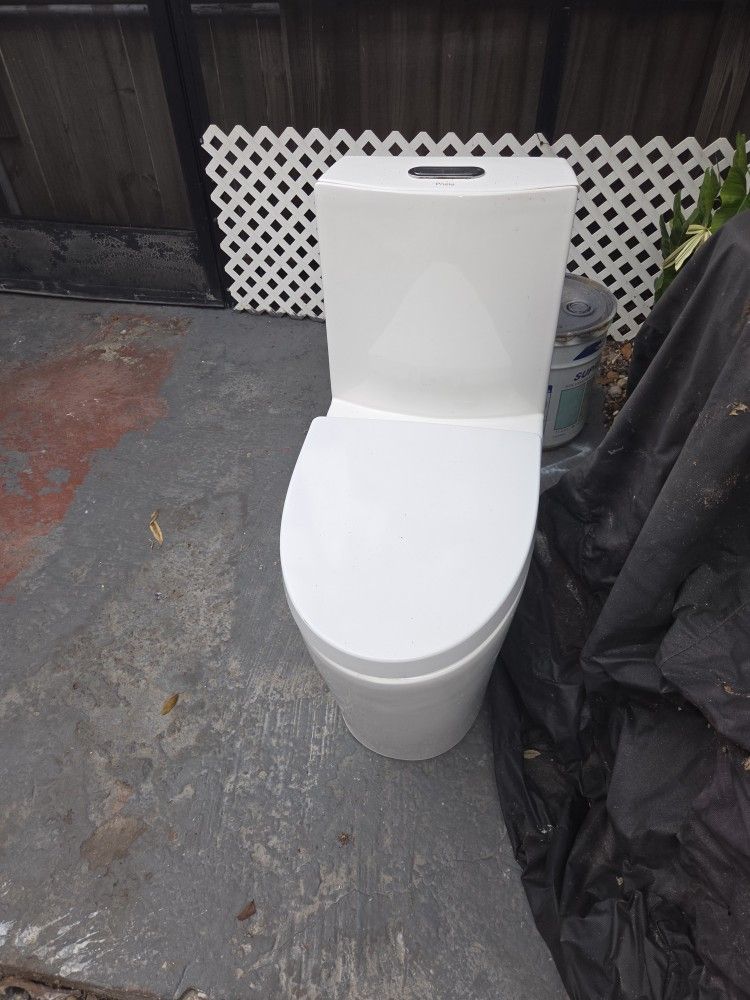 Priele Toilet Like New