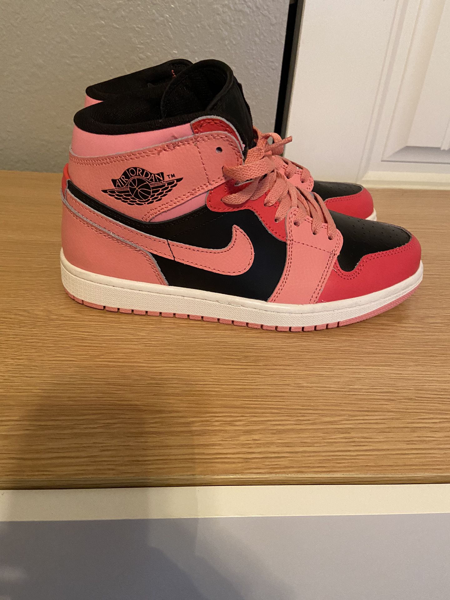 Nike Air Woman’s Size 8.5 (New)