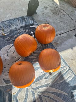 4 pumpkins  decor for 10