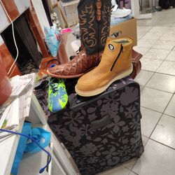 Rento Habitacion $560 Y Vendo Botas $100