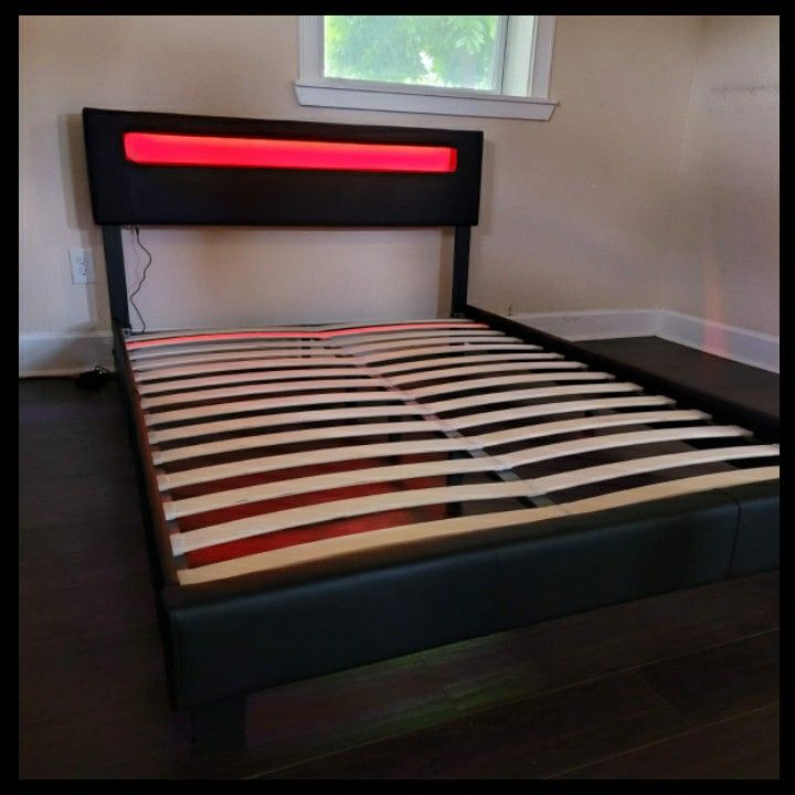 NEW IN BOX FULL UPHOLSTERED BED FRAME PLATFORM 😊 MATTRESS SOLD SEPARATELY