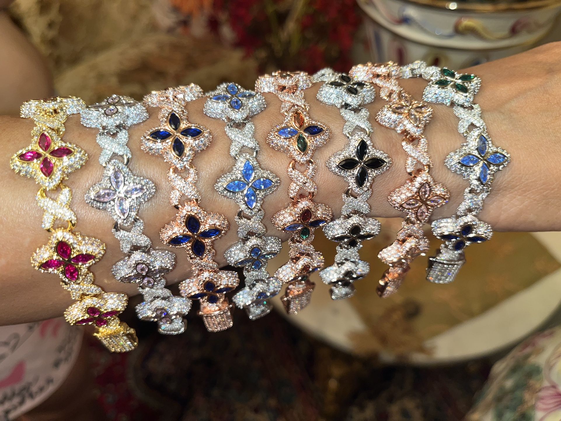 Beautiful Heavy Comfortable Clover Necklaces And Bracelets.