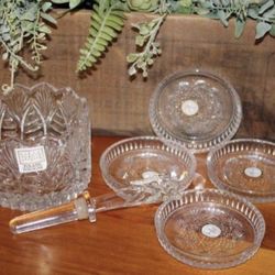 New FIFTH AVENUE Crystal Wine Bottle Holder, Stopper and Coaster Set