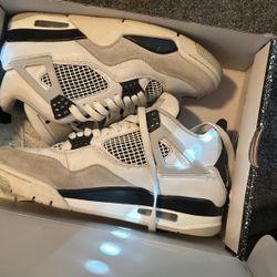 Jordan 4s Military blacks  Throw an offer