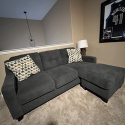 Ashley Maier 2-Piece Sectional with Chaise (Charcoal Gray)