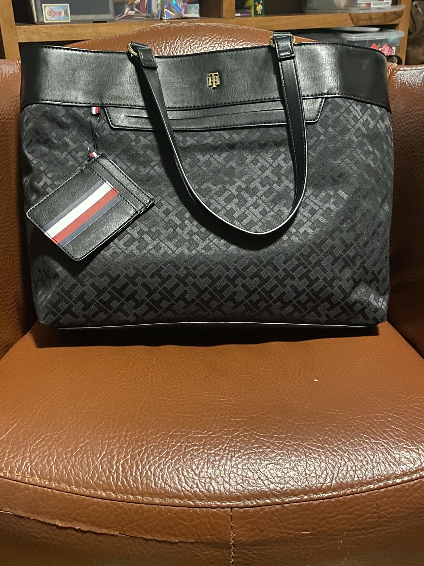 BRAND NEW TOMMY HILFIGER HAND BAG