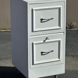 Filing Cabinet + Key