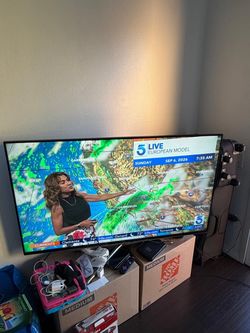 55 Samsung smart tv with remote control ,excellent working condition , first person that brings$100 now take it Costa Mesa