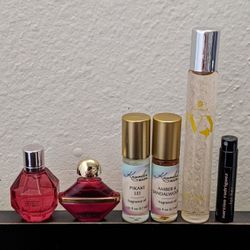 ▶️READ DESCRIPTION BEFORE MESSAGING ME◀️ Purse size perfume miniatures ($40 firm)