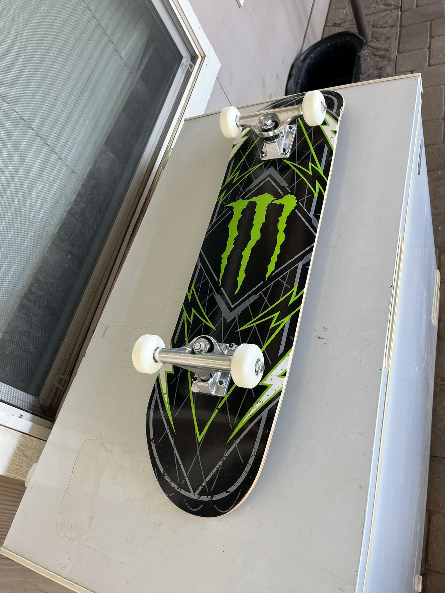 Monster Energy スケートボード monster-energy-graffiti-