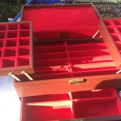 Vintage large jewelry box only $15 firm