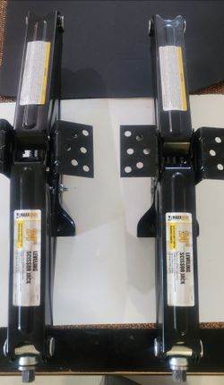 Leveling scissors jack