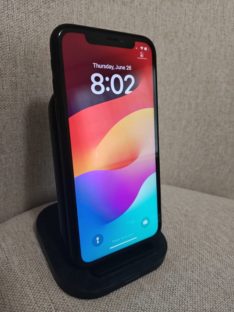 iPhone XR Black 64G unlocked for any carrier very good condition