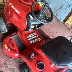 Troy Built Riding Lawnmoŵer, 42 In Deck - LOW HOURS