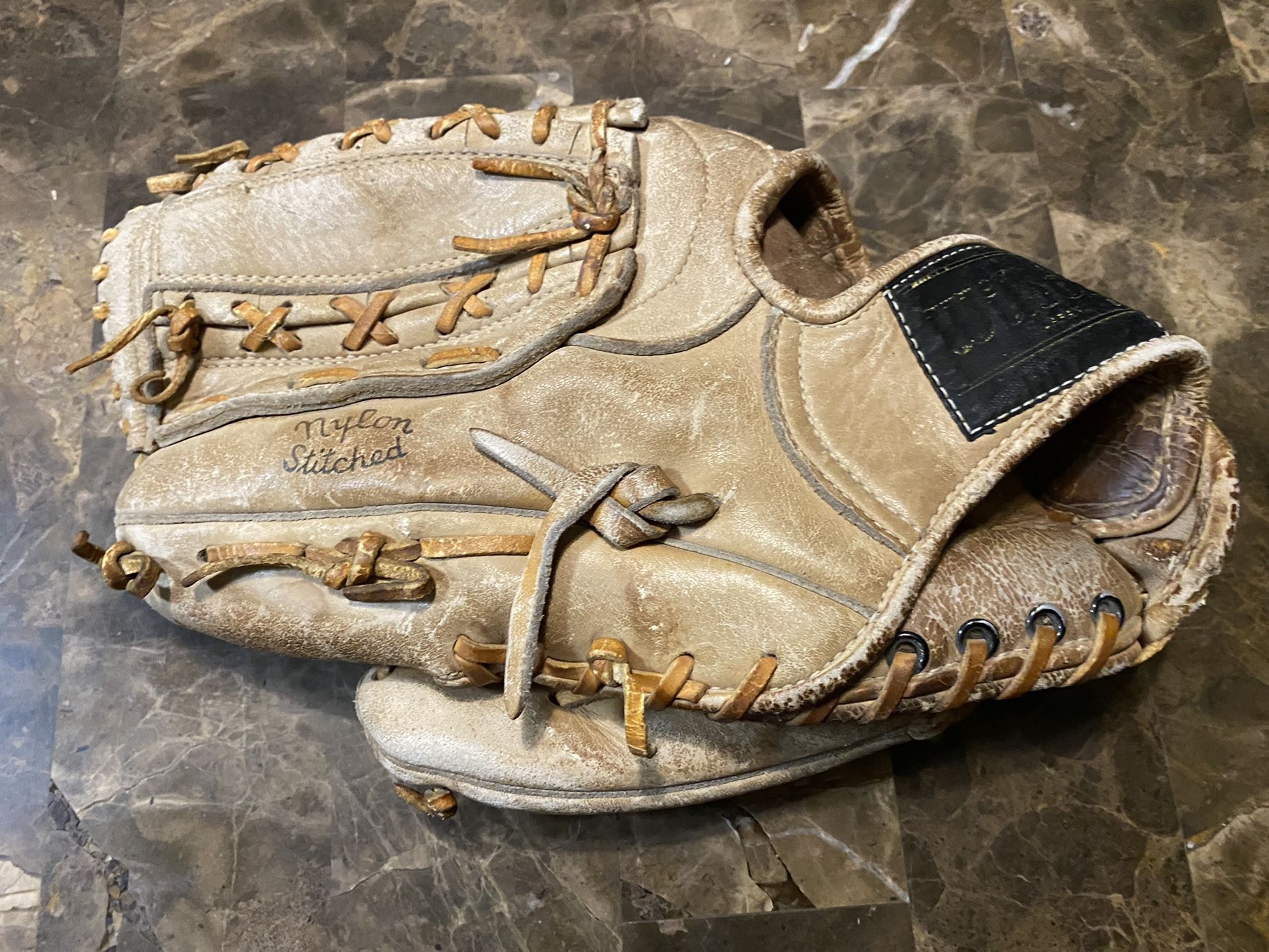 Vintage Wilson Catfish Hunter Baseball Glove Mitt A2106 LHT