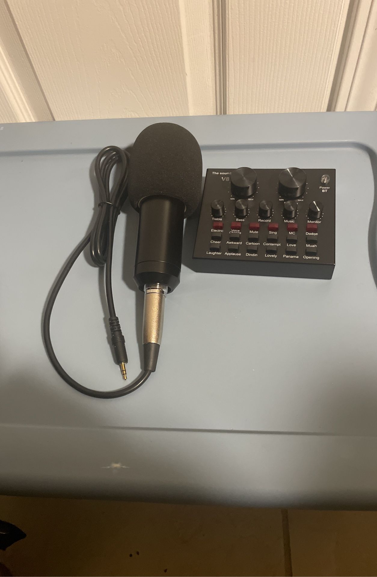 Microphone And The Sound Card V8.