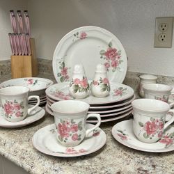 Lovely Gibson 20 Piece Dinnerware Set 
