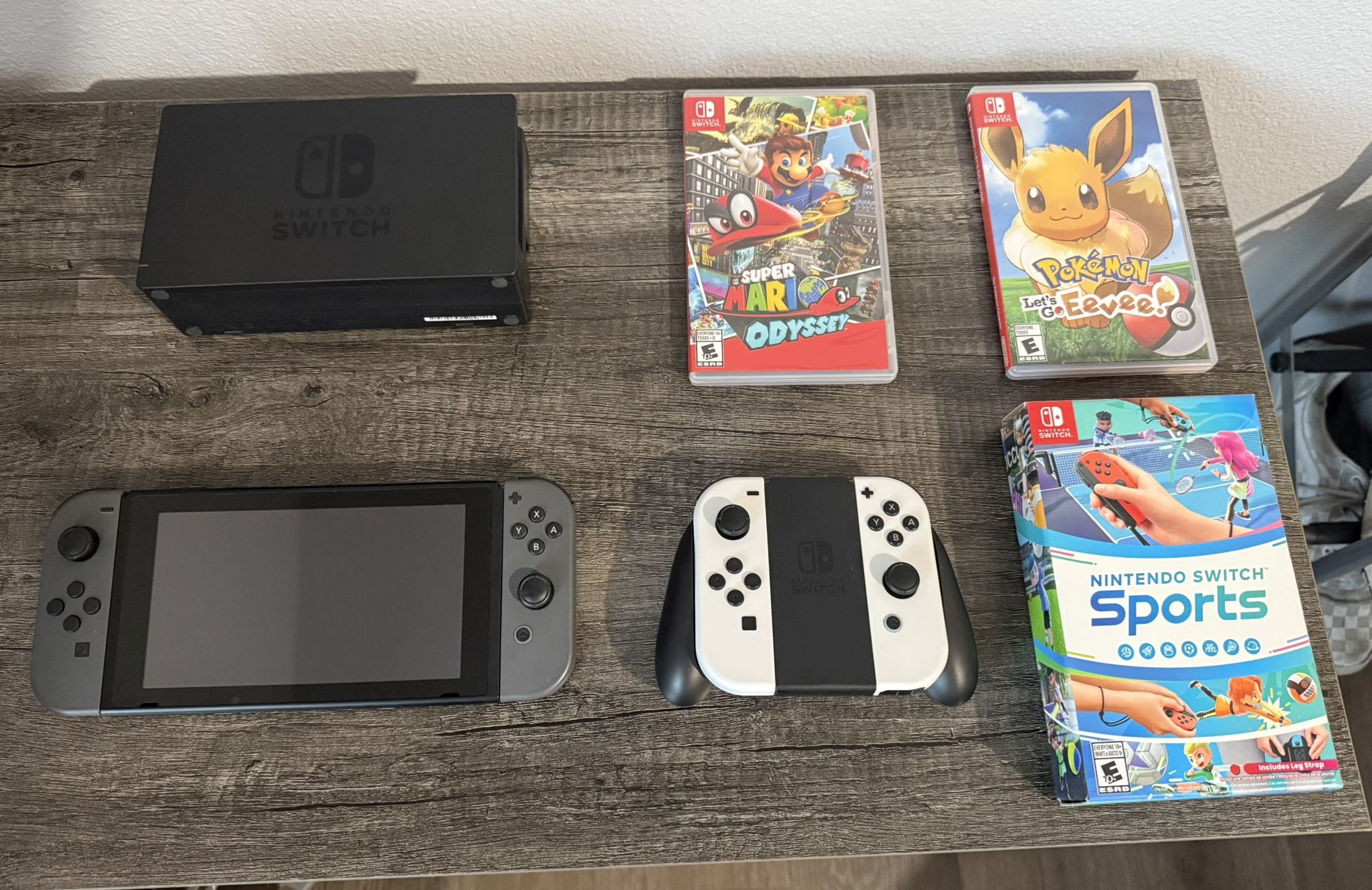 Nintendo Switch Bundle – Extra Controllers + 3 Games