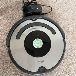 iRobot Roomba 677 Smart Wi-Fi Connected Robot Vacuum Cleaner. 