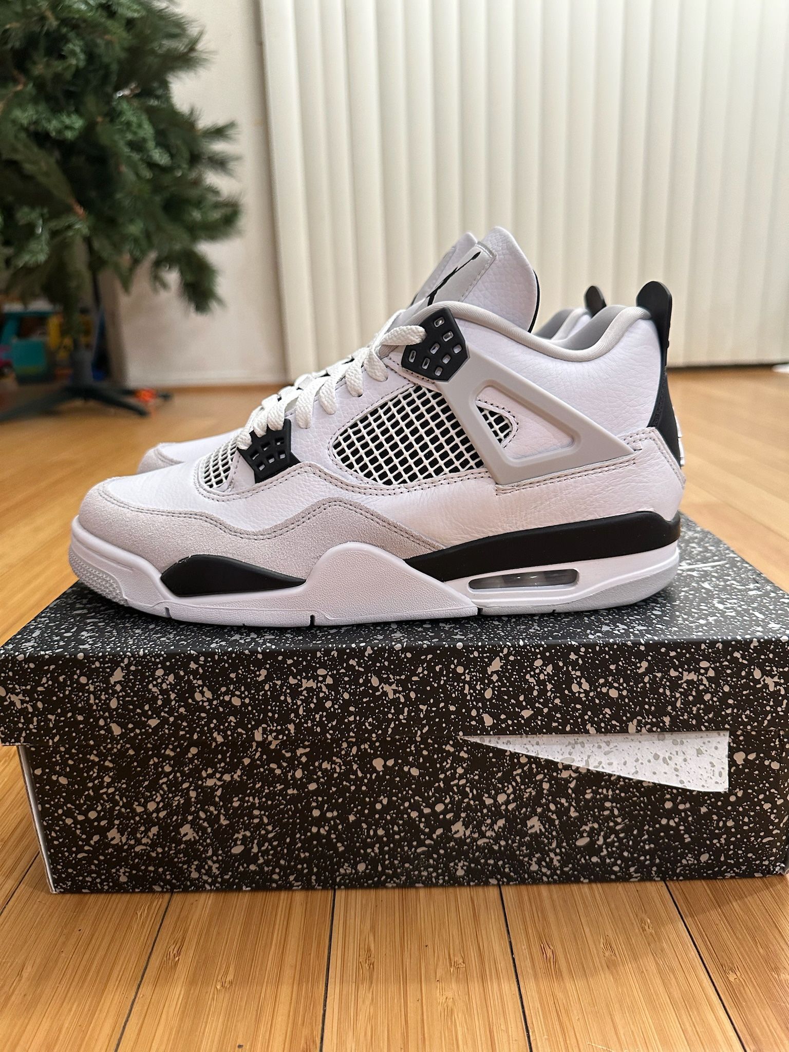 DS Air Jordan 4 Military Black Size 10.5M