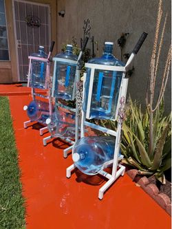Porta garrafones $150 con dos garrafones gratis