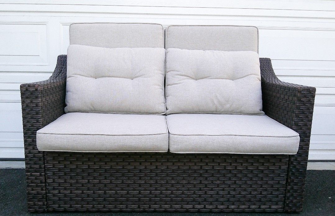 Manhattan Collection - Outdoor Wicker Love Seat with 2 Throw Pillows - Delivered