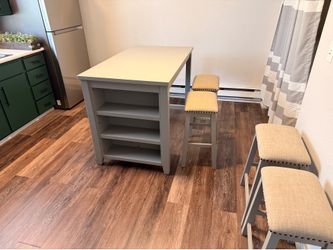 Kitchen Table with stools