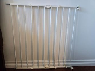 North States White Metal Gate for Babies and  toddlers