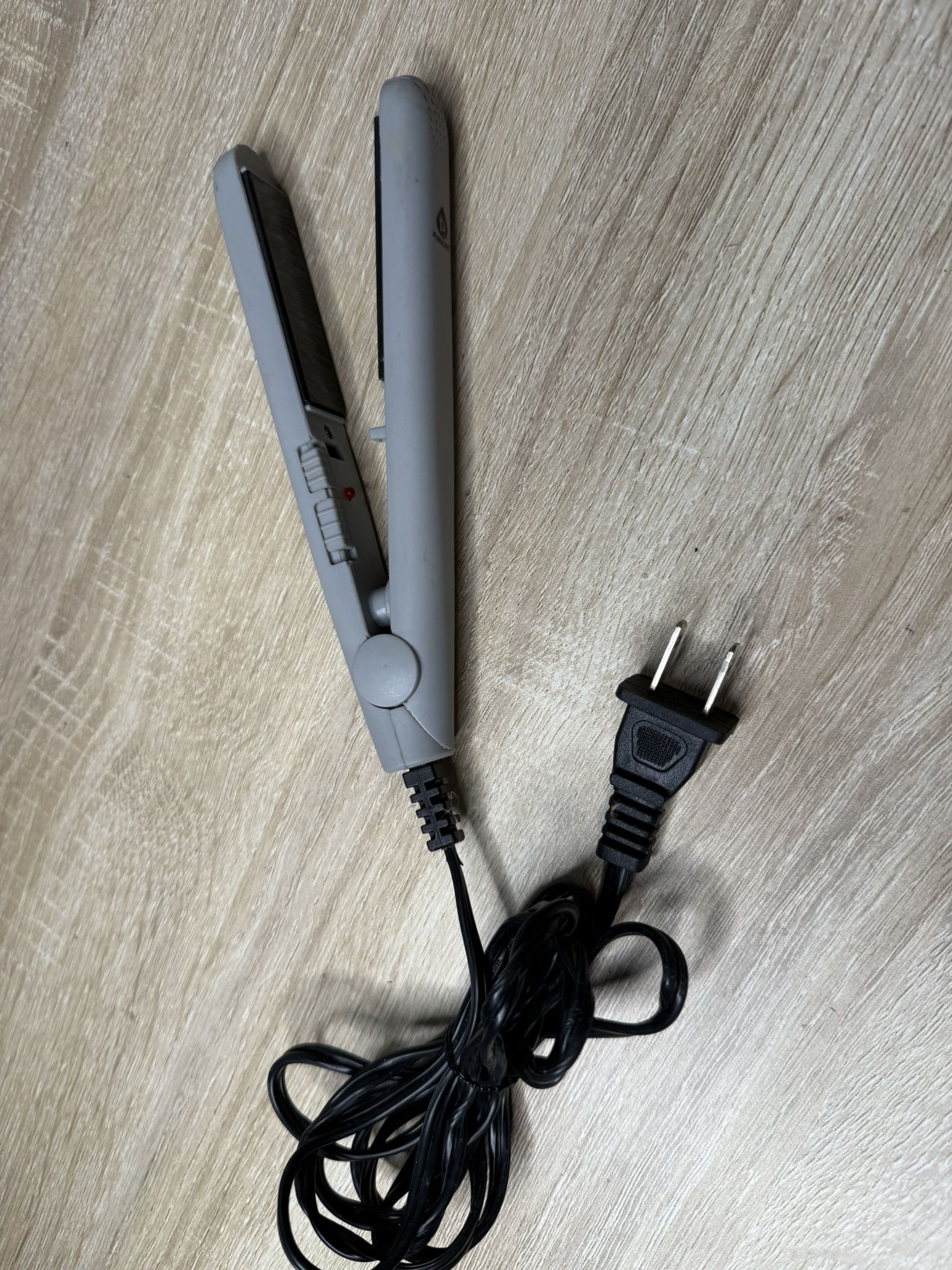 Pursonic Travel Size Flat Iron $10