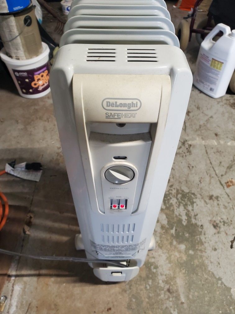 DeLonghi oil-filled radiator heater