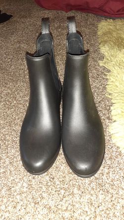 Brand new womans size 7 low rain boots