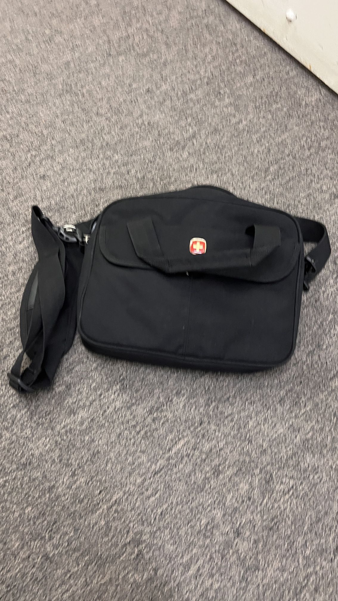 SwissGear Black Laptop Messenger Bag – Padded & Professional