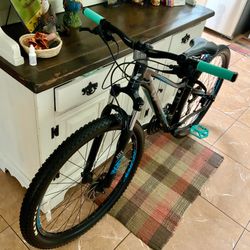 Giant LIV 27.5 tires with hydraulic brakes.