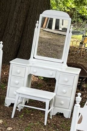 Dresser With Mirror , Cómoda Hermosa