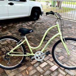 Bicycle Townie Light Weight Aluminum Frame Perfect For Girls or Ladies Pick Up In Hialeah, FL
