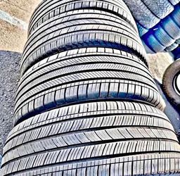 235/55/19  Michelin Tires. Con 70% de