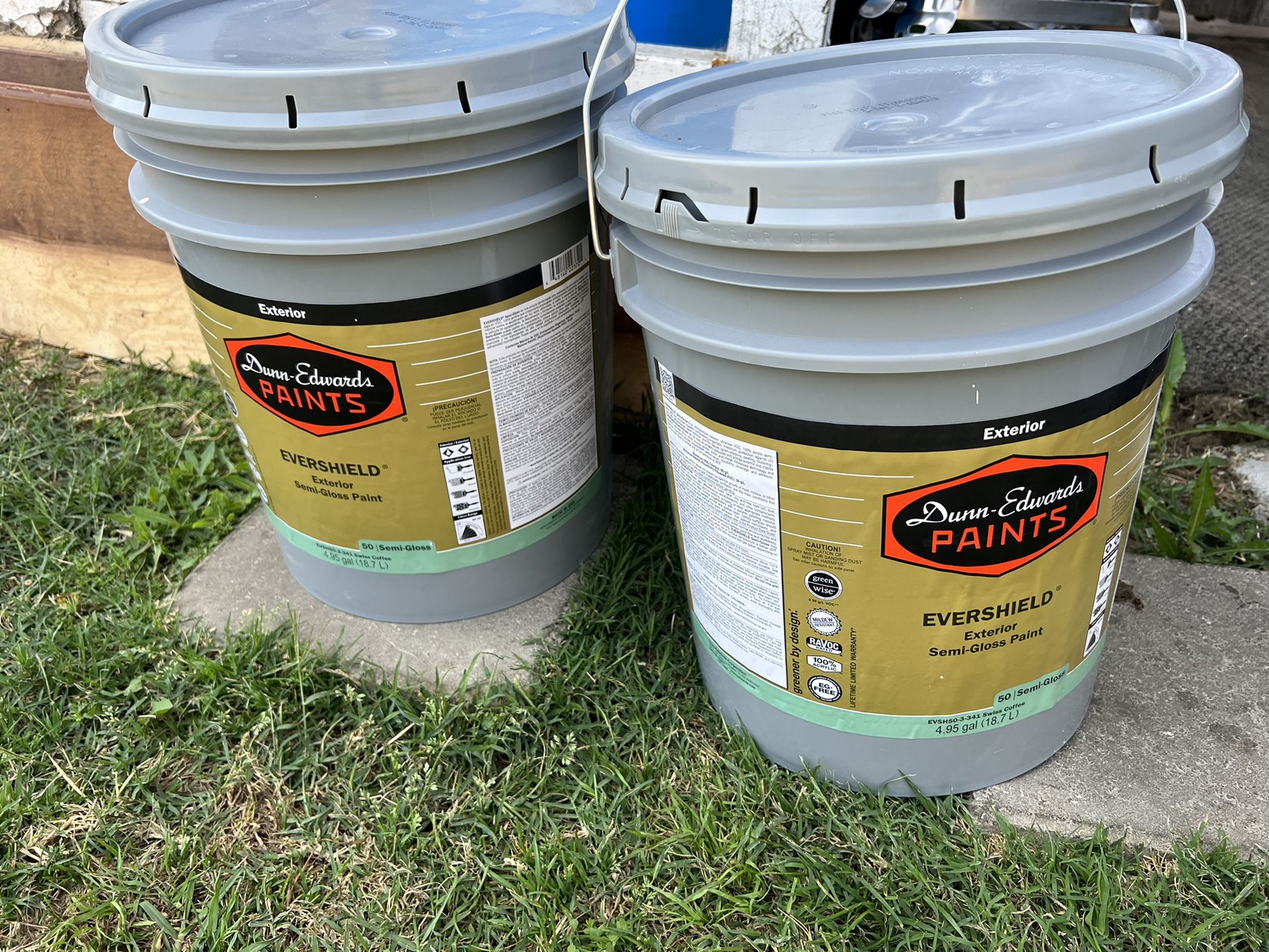 Dunn Edwards Semi-Gloss Exterior Paint 