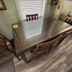 DINING TABLE/KITCHEN