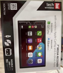 Apple CarPlay stereo with backup camera