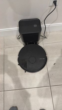 Short & Catchy: Smart Robot Vacuum with Self-Emptying Dock Base – Excellent Condition