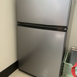 3.1 cu ft Midea mini fridge/freezer