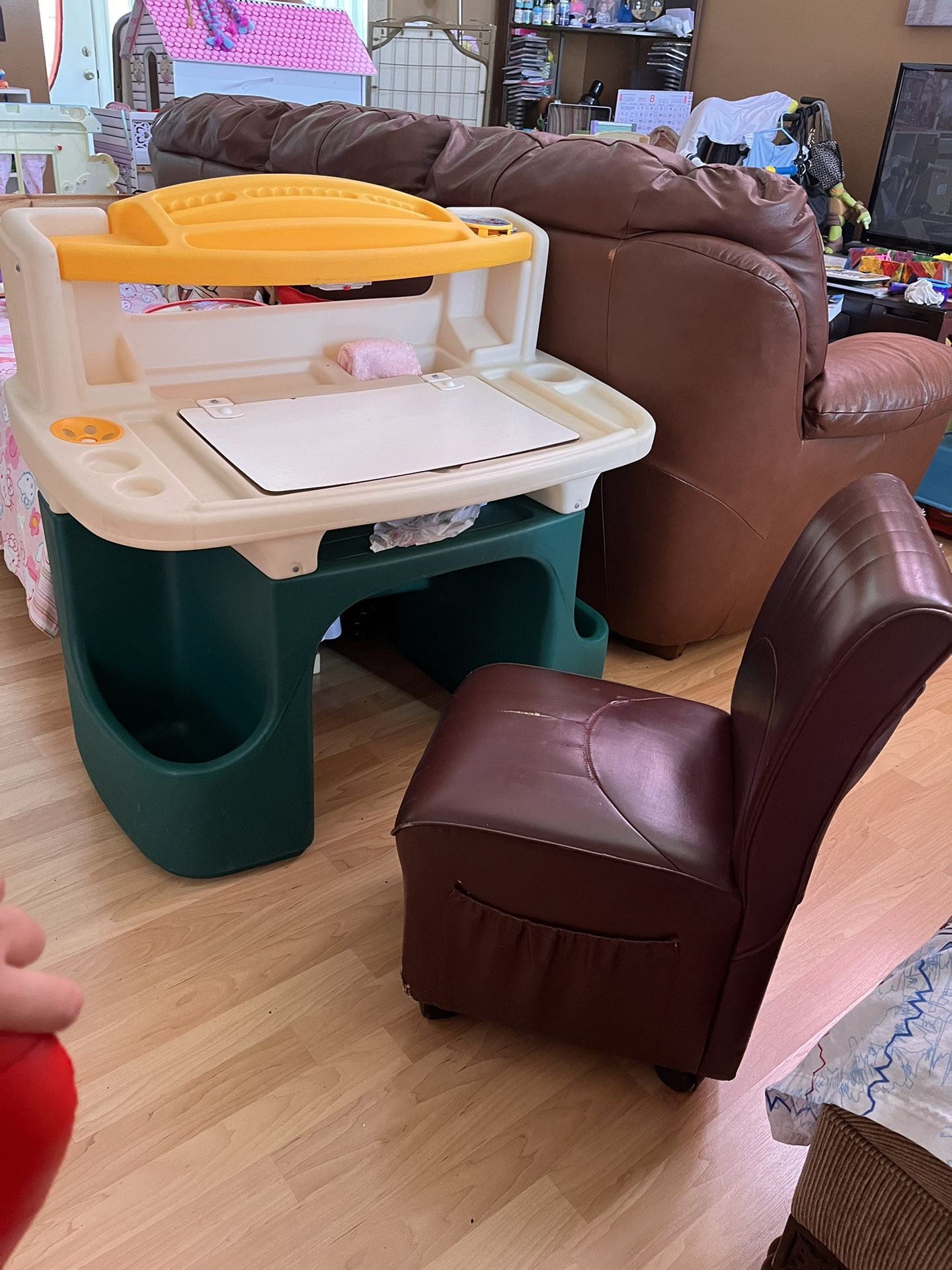 Child Desk With Leather Chair 