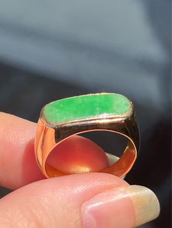 Solid 22k gold & green jade saddle style ring! Quality piece NEW condition
