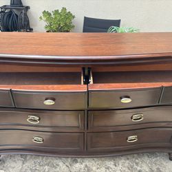 Beautiful Mahogany Dresser In  Great Condition 