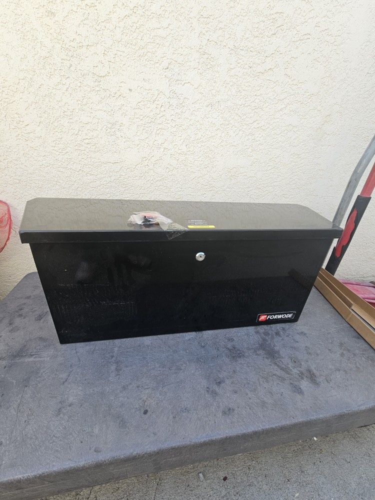 NEW TOOL BOX TONGHE ALUMINUM 39" IDEAL FOR TRAILER,NICE AND CLEAN FOR ANY QUESTION TEXT ME PLEASE HABLO ESPAÑOL