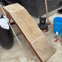 Large dog ramp. Holds the dogs up to 100 pounds.