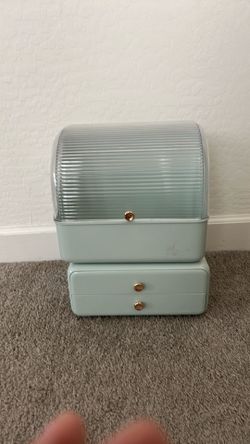 Make up organizer
