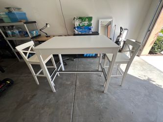 Table and 2 chairs New